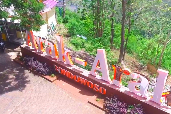 Arak-arak merupakan jalan berliku pegunungan yang fenomenal dan lintas daerah antara kabupaten Bondowoso dan Situbondo.