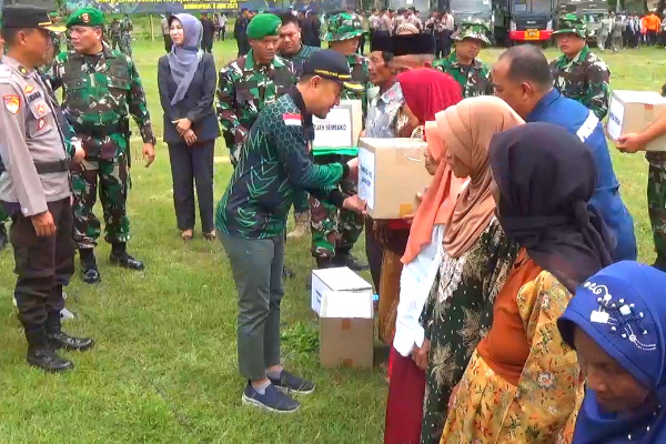 Bersama stake holder terkait / sosok Brigjen Dari Pangdam Brawijaya V hadir dan tinjau dalam penutupan gelar TNI Manunggal Masuk Desa (TMMD) KE-116