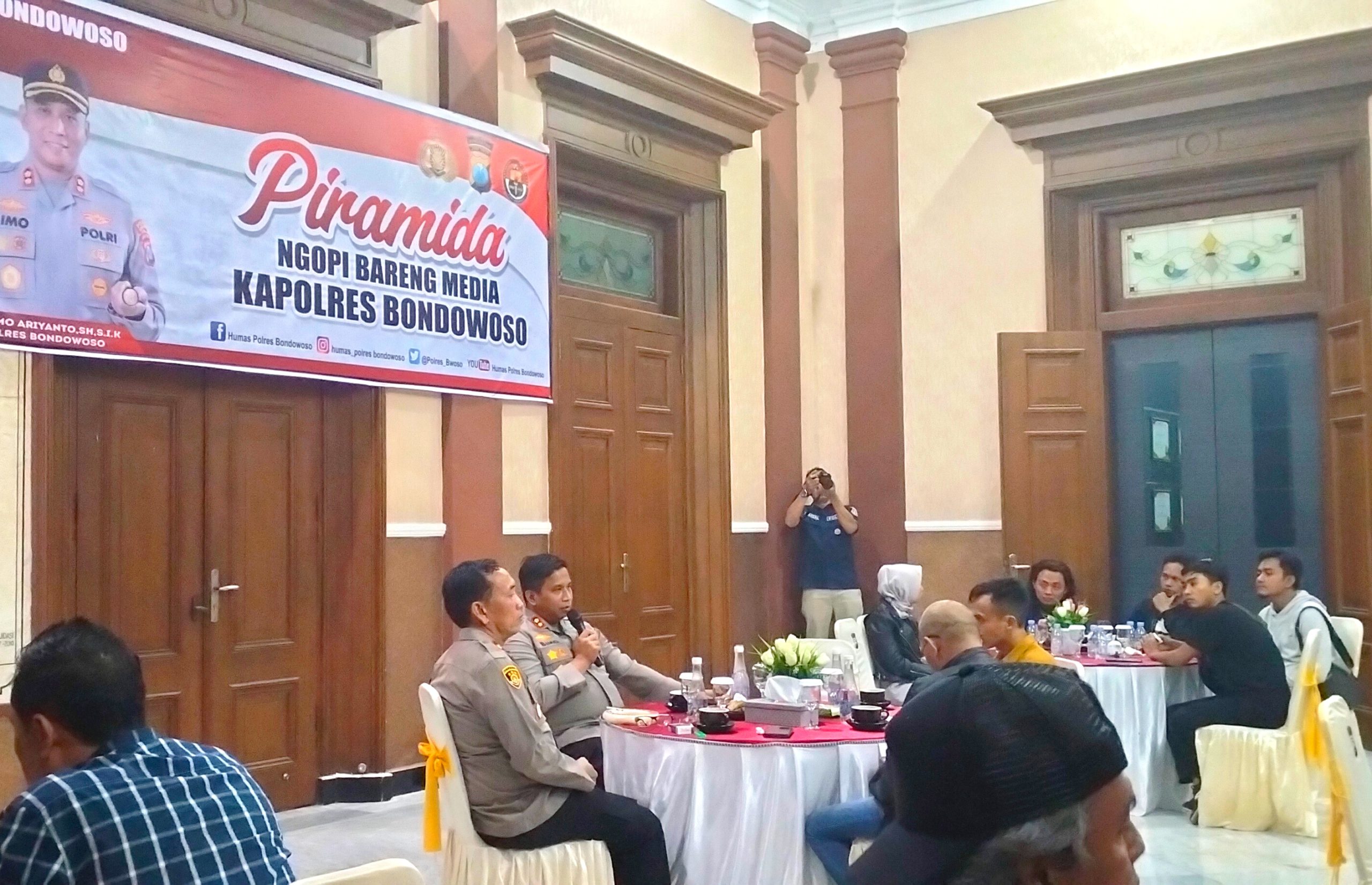 Menjelang tahun politik 2024, Kapolres Bondowoso AKBP. Bimo Ariyanto menganggap Bumi Kironggo sampai saat in8 masih aman terkendali dibanding kota-kota luar Jawa yang pernah ditempatinya bertugas.