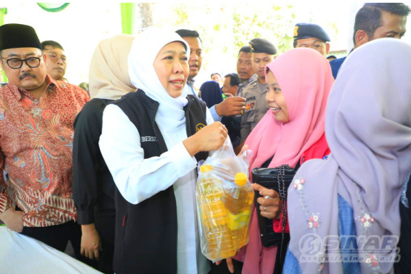 stabilitas harga bahan pokok dan rangkaian HUT ke 78 Pemprov Jatim, Gubernur Jawa Timur meninjau secara langsung gelaran pasar murah di halaman Pendopo Raden Bagoes Asrah Bondowoso pada Sabtu, (16/9).