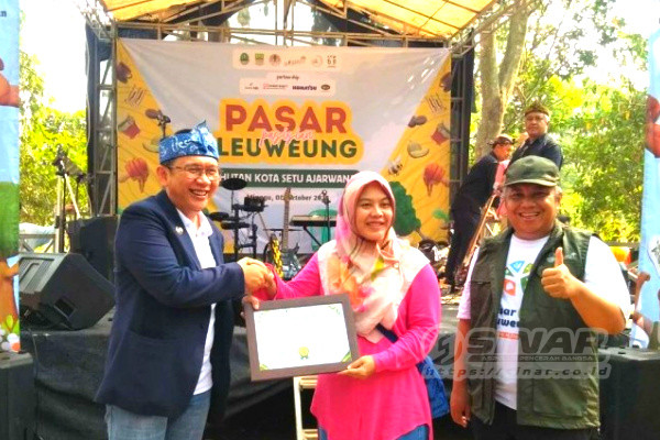 Sebagai wadah untuk meningkatkan perekonomian petani, Pemerintah Kabupaten (Pemkab) Bekasi menyambut baik kehadiran 'Pasar Pasisian Leuweung'.
