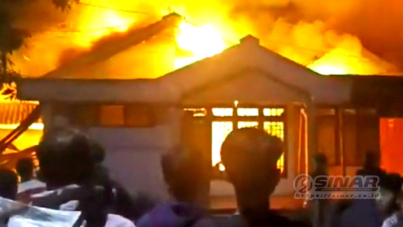 Akibat satu rumah terbakar yang diduga karena korsleting arus listrik, seorang wanita inisial AM (75) warga desa Grujugan, kecamatan Creme, kabupaten Bondowoso, Jawa Timur, hangus terbakar hingga meregang nyawa pada Minggu malam, (29/10/2023).